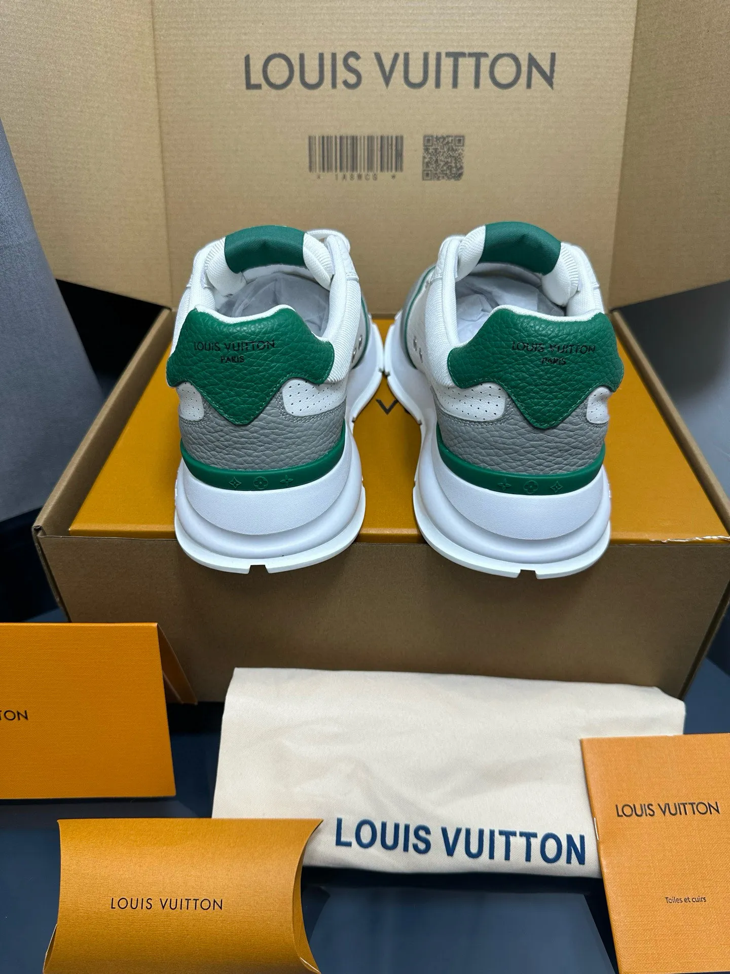 Factory price: 700💰🌈LV | Louis Vuitton 2025𝐬𝐬 🧡💚2025 spring and summer new style top version‼ ️The original version is the same. The counter focuses on the latest casual shoes and new hard goods🆕 ❥Purchasing agent level! Full of high-end feel! A popular model among bloggers at home and abroad, it’s retro and fashionable, and looks stunning on your feet! Wear a lot of happiness! The official website's main recommendation★ ━━━━━ ЅᏇєєt ━━━━━ ▪️Upper: Original custom-made imported calfskin fabric ▪️Inner: breathable gauze imported from Italy ▪️Outsole: rubber foam ➕t men's men's shoes 💰u high-end outsole ▪️Color: nine colors available ▪️Shoe size: 35-44, (45, 46 customized)
